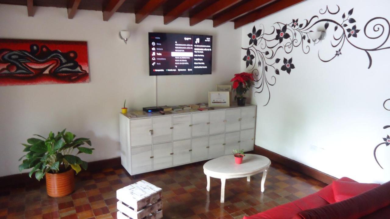 Iris Hostel Медельин Экстерьер фото