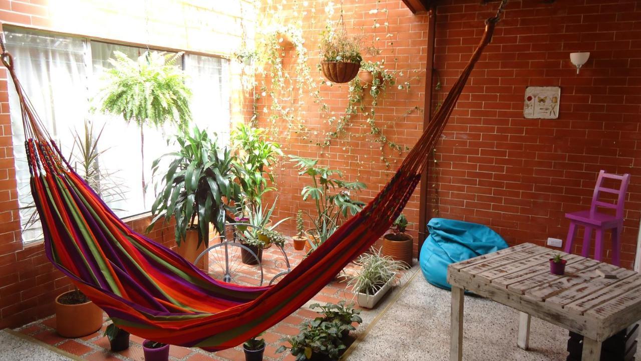 Iris Hostel Медельин Экстерьер фото